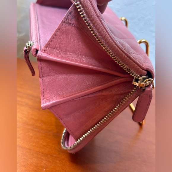 CHANEL 19 Zip Around Wallet in Blush Apricot Pink Matelasse Lambskin Authentic - Picture 8 of 12